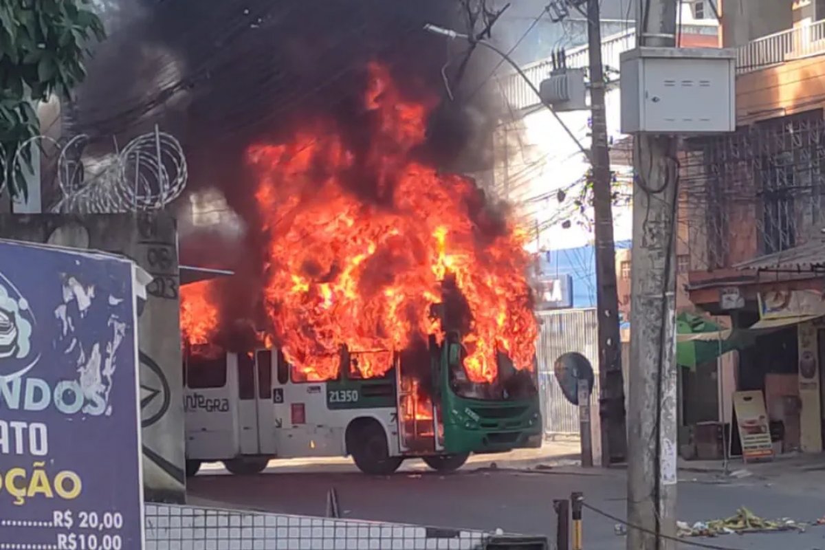 Ônibus é incendiado por homens armados na Estrada das Barreiras, em Salvador