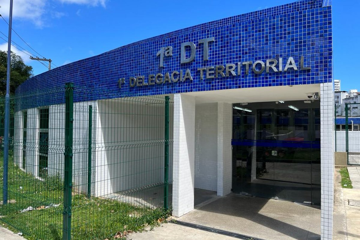 Homem morre eletrocutado após tentar podar árvore em Salvador