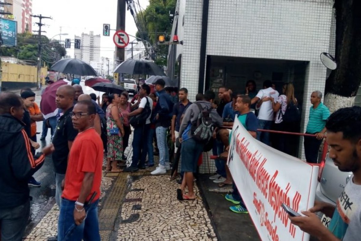 Funcionários do Hospital Evangélico protestam contra atraso nos salários