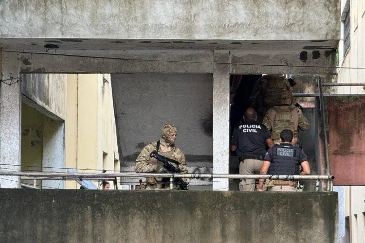 Homem é preso após apontar arma para viatura, em Salvador