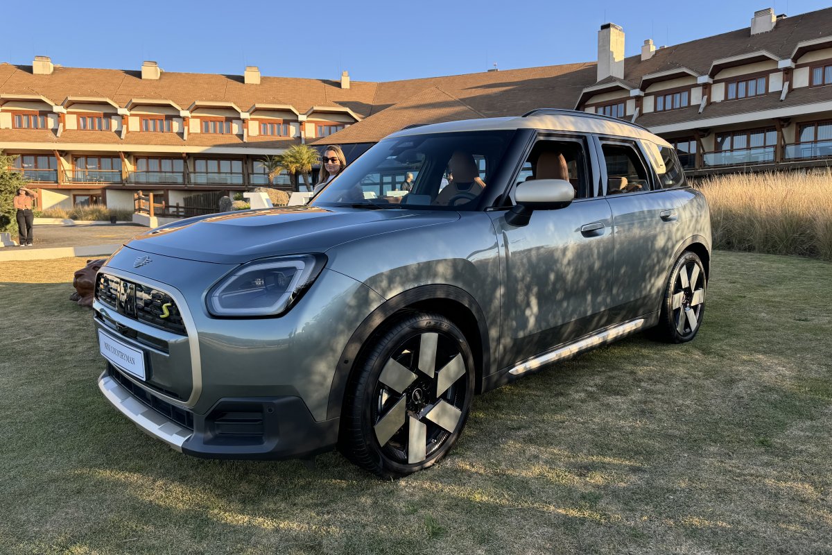 Mini Countryman estreia no Brasil com motor elétrico de 306cv e tela de 24cm de diâmetro