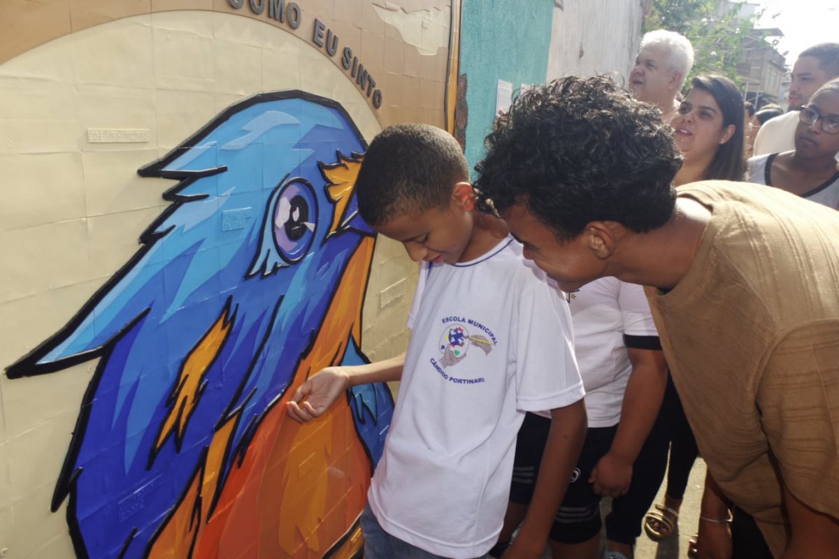 Projeto desenvolve muro grafitado em braile para alunos cegos em Minas Gerais
