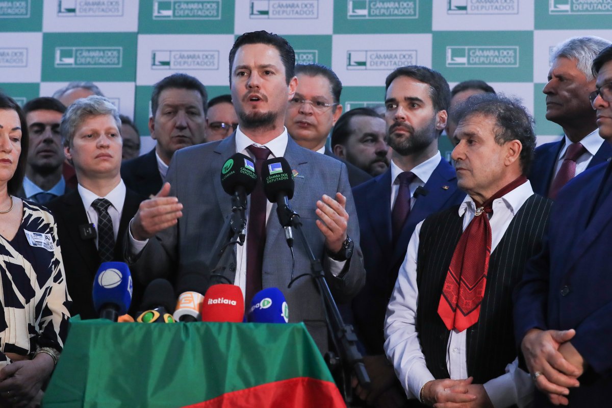 Vídeo: Prefeitos gaúchos se aglomeram no Planalto e na Câmara