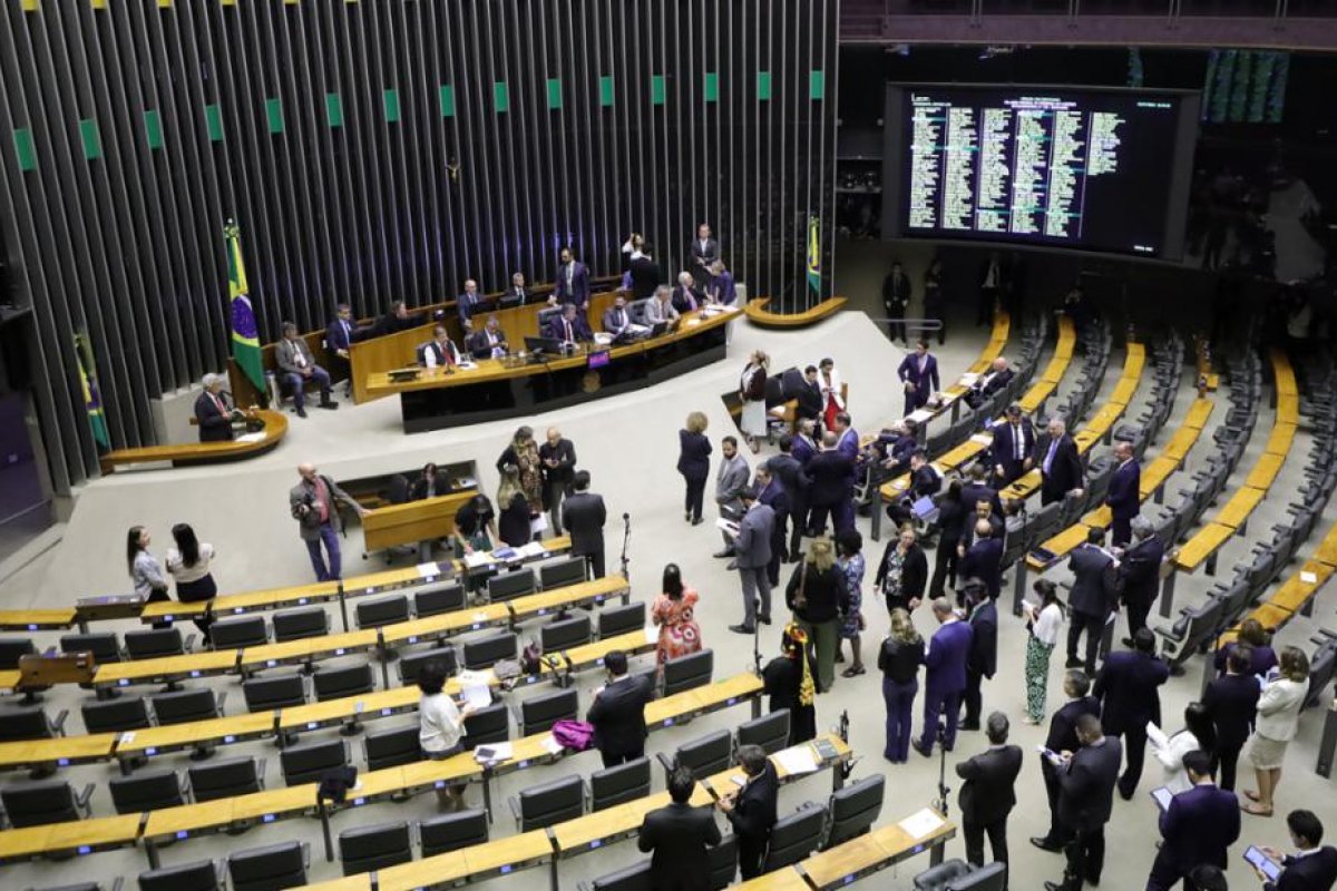 Reforma tributária: deputados propõem tributar viagra e tirar imposto de absorventes