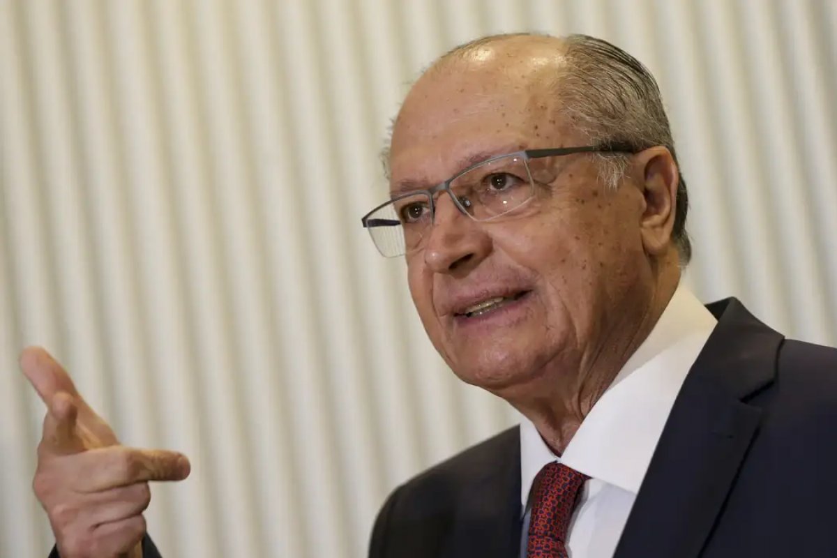 Alckmin diz que é “equívoco” retirar armas do “imposto do pecado”