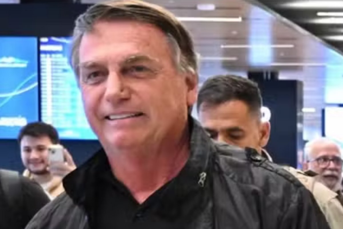 Vídeo: Bolsonaro diz estar à disposição para dar esclarecimentos e ouve coro por sua volta