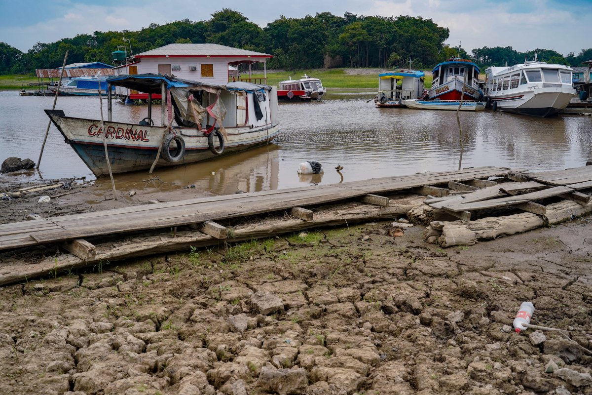 Seca na Amazônia encurta ano escolar de crianças indígenas e prejudica aprendizado