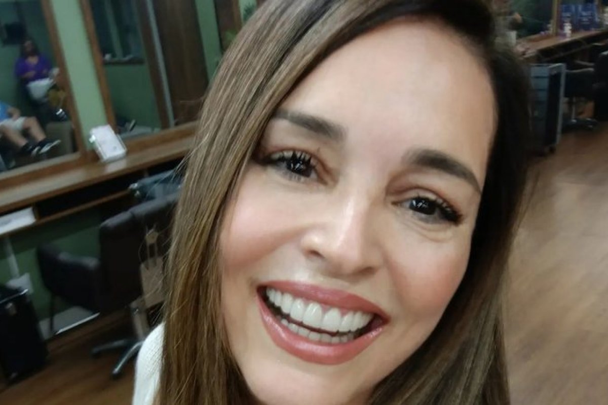 Aos 57 anos, Suzy Rêgo surge com novo visual!