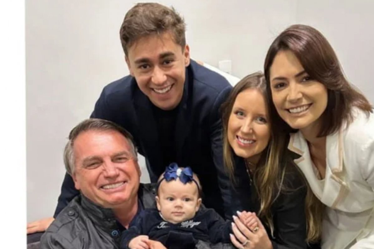 Bolsonaro aparece em foto com filha de Nikolas, e Carlos reclama do pai