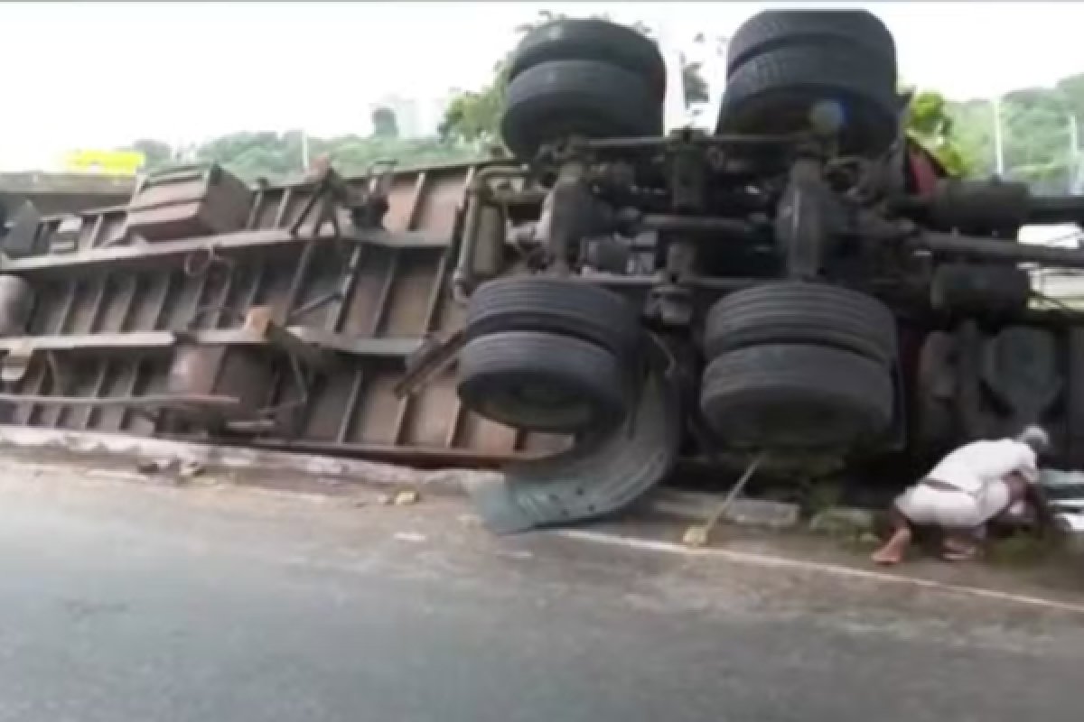 Carreta de biscoitos tomba em Salvador e motorista sofre ferimentos leves