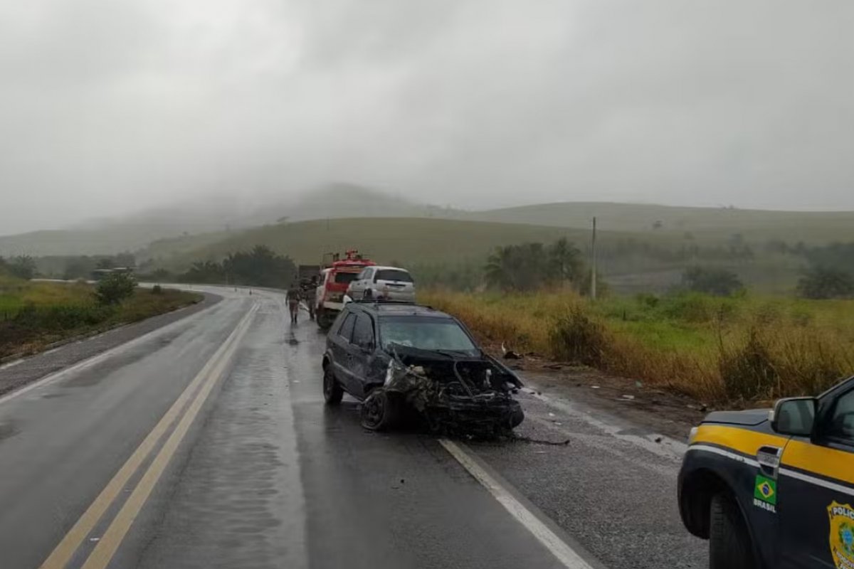 Colisão frontal deixa duas pessoas mortas e duas feridas na Bahia