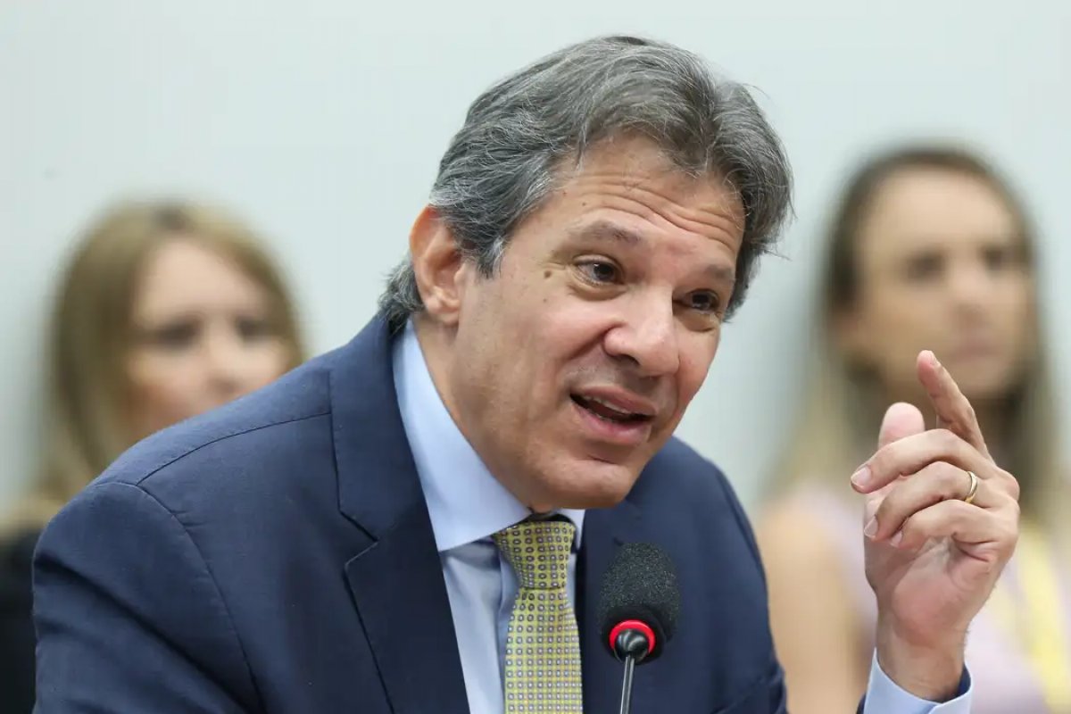 Governo Lula avalia cobrar mensalidade de alunos ricos nas universidades federais, diz jornal