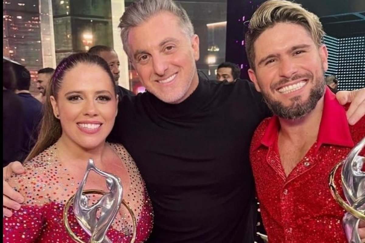 Luciano Huck faz festa em sua mansão após final do 'Dança dos Famosos'!