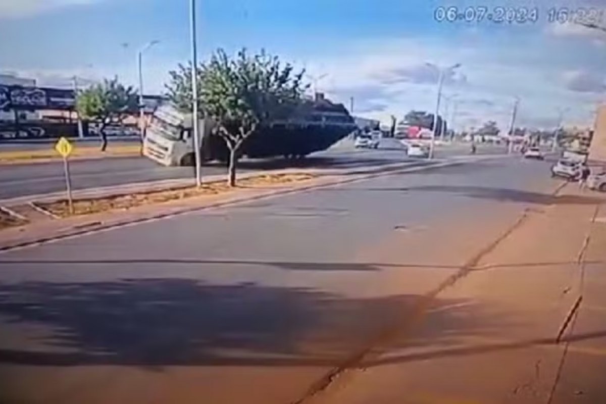 Vídeo: Caminhão que transportava gado tomba em rodovia na Bahia