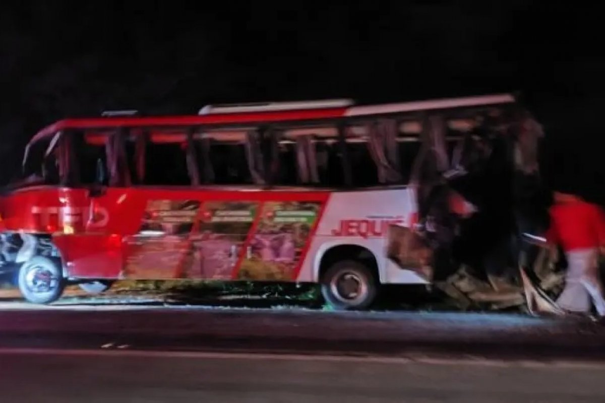 Dezesseis ficam feridos em acidente com ônibus na BR-116; veículo levava pacientes de Jequié para Salvador