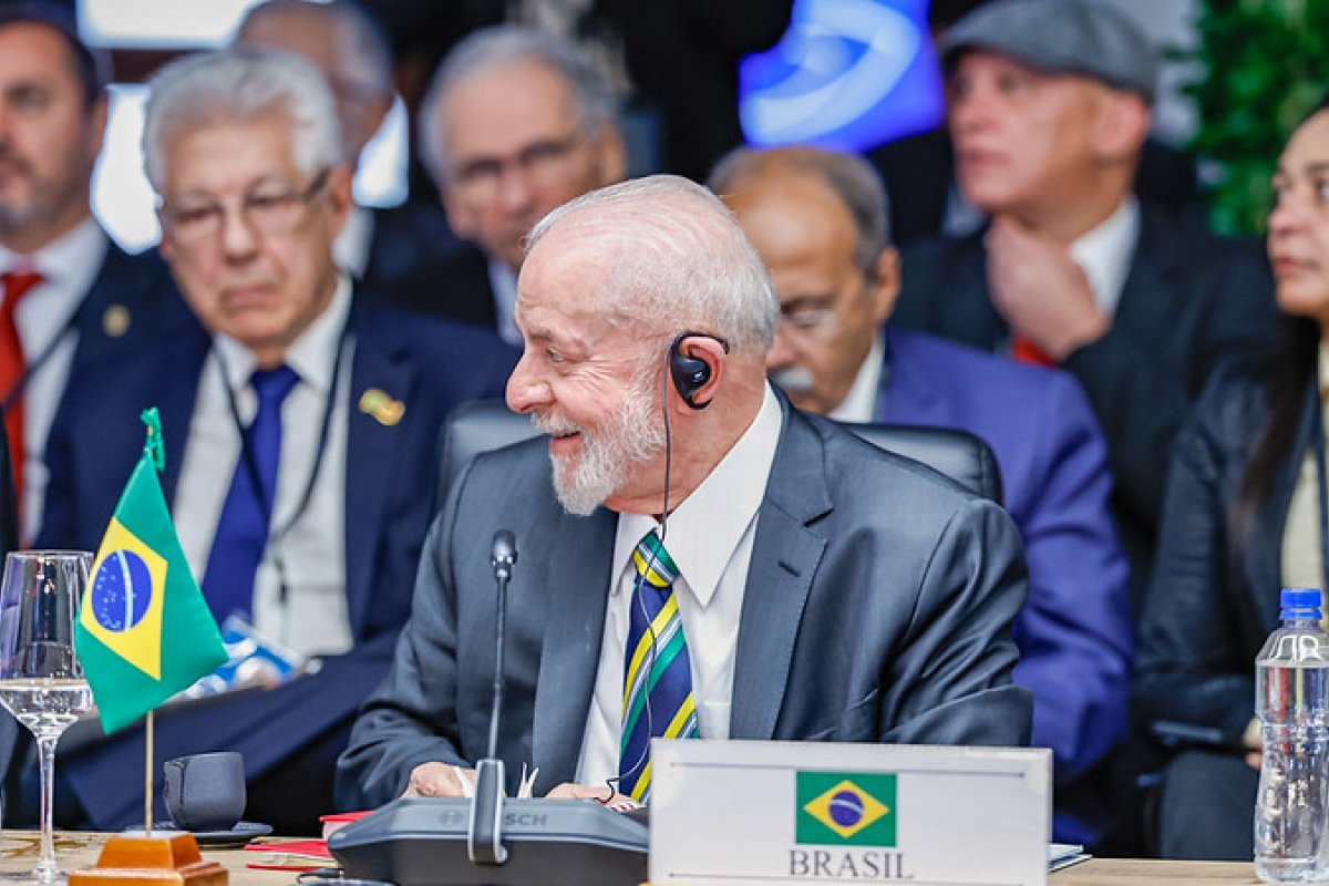 Lula diz que não há atalho na democracia, mas que é preciso estar vigilante contra falsos democratas