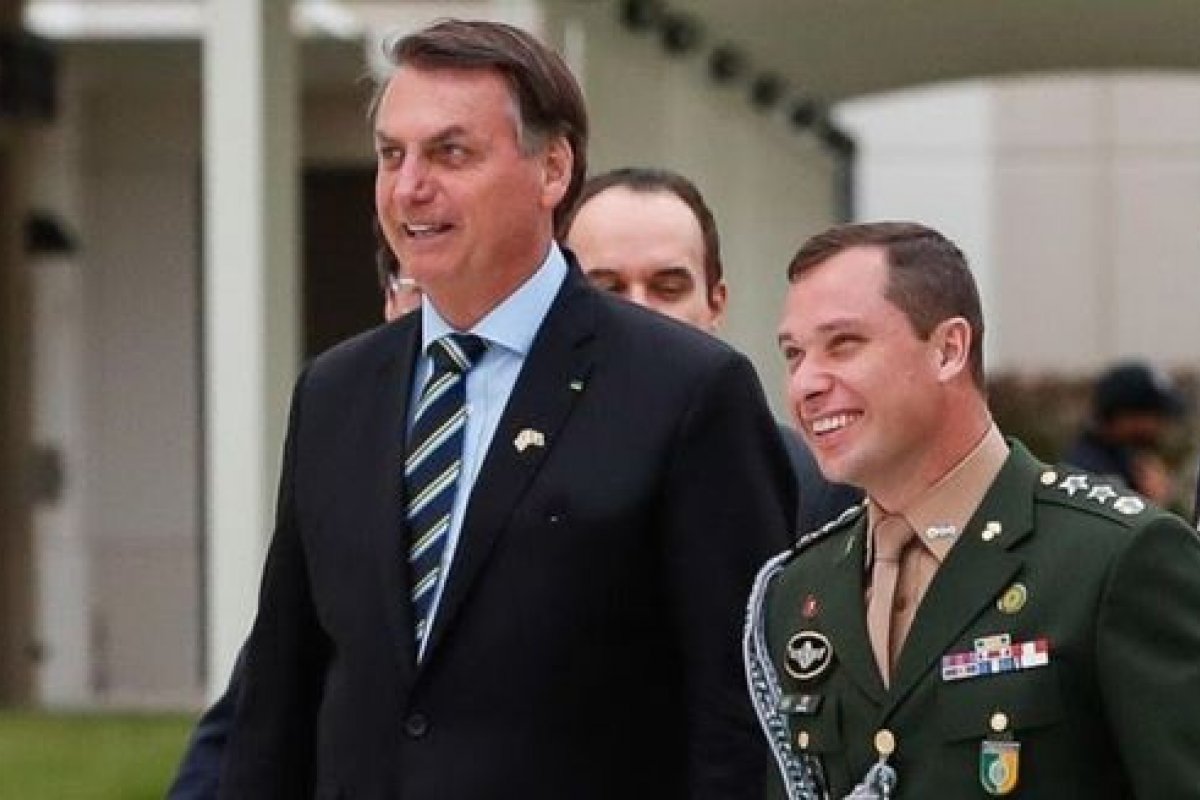 Inquérito da PF indica que Bolsonaro apagou mensagens de conversa com Cid em 2022