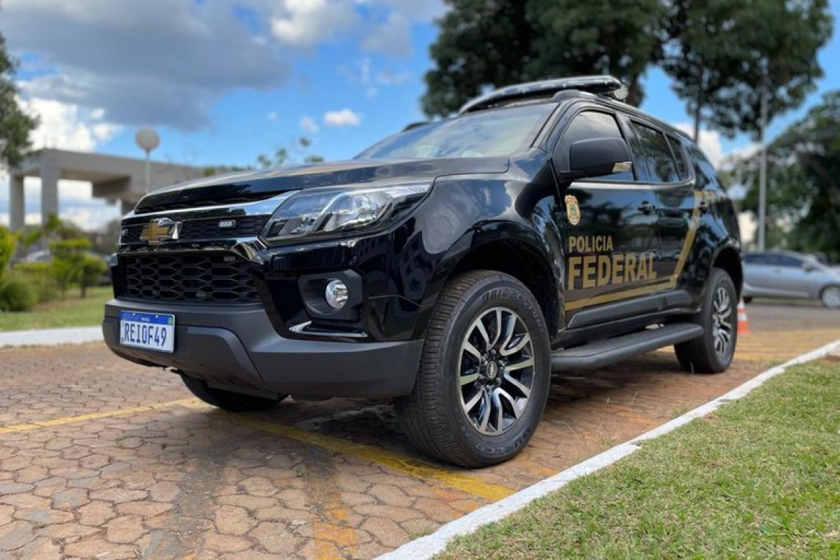 O carro preto voltou