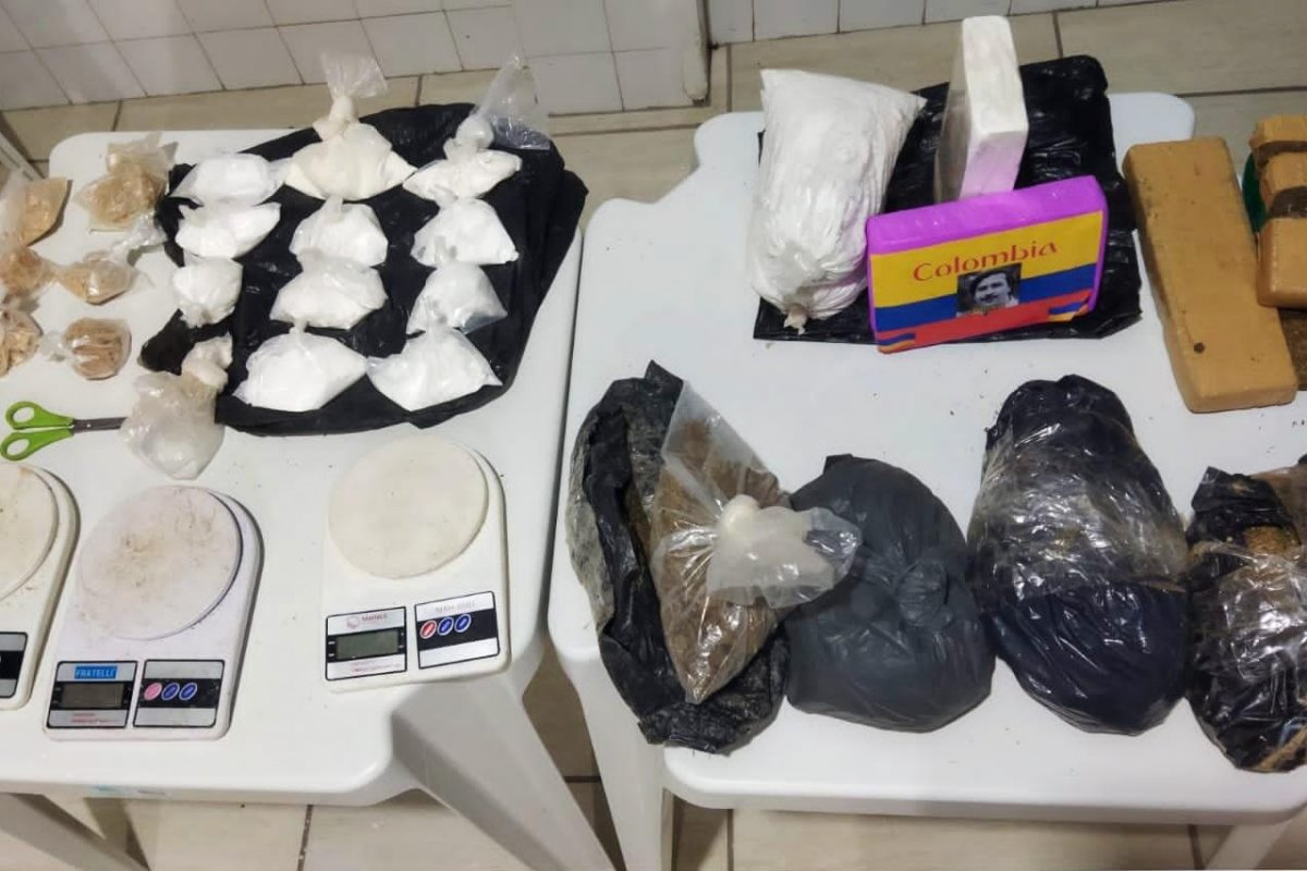 Traficantes são apreendidos por PM durante a Operação Força Total em Simões Filho
