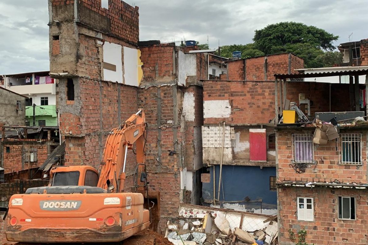 Prefeitura inicia demolição de construções condenadas pela Codesal em Narandiba