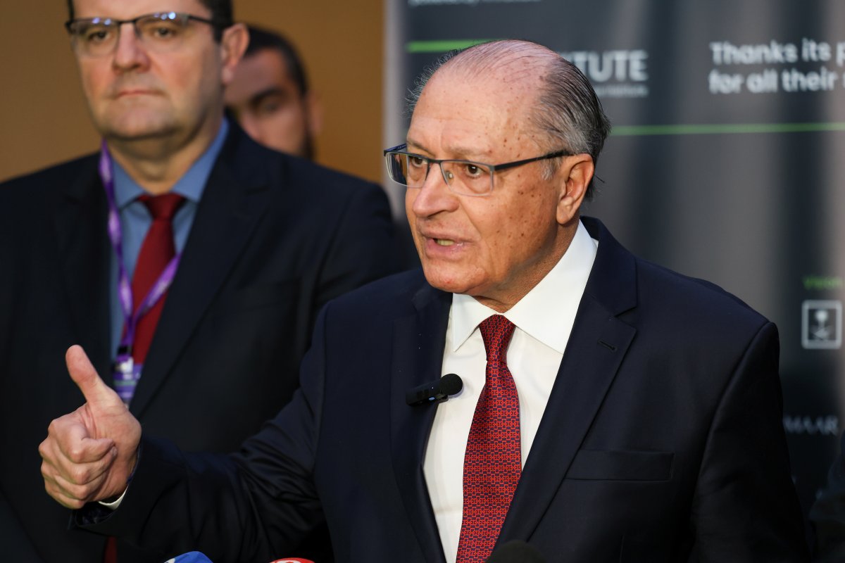Alckmin diz que mercado é 'estressado' e dólar subiu sem razão, mas câmbio deve cair
