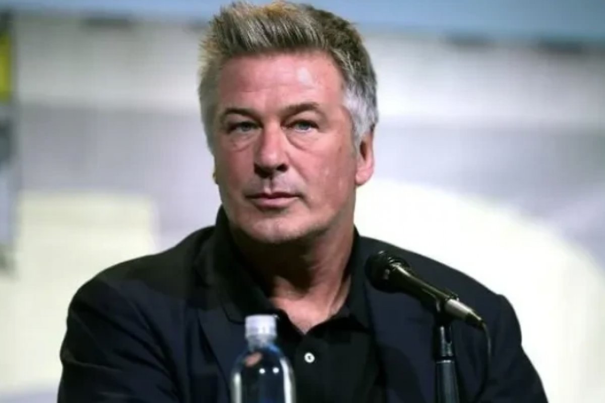Alec Baldwin enfrenta julgamento por homicídio culposo após disparo em set de 'Rust'