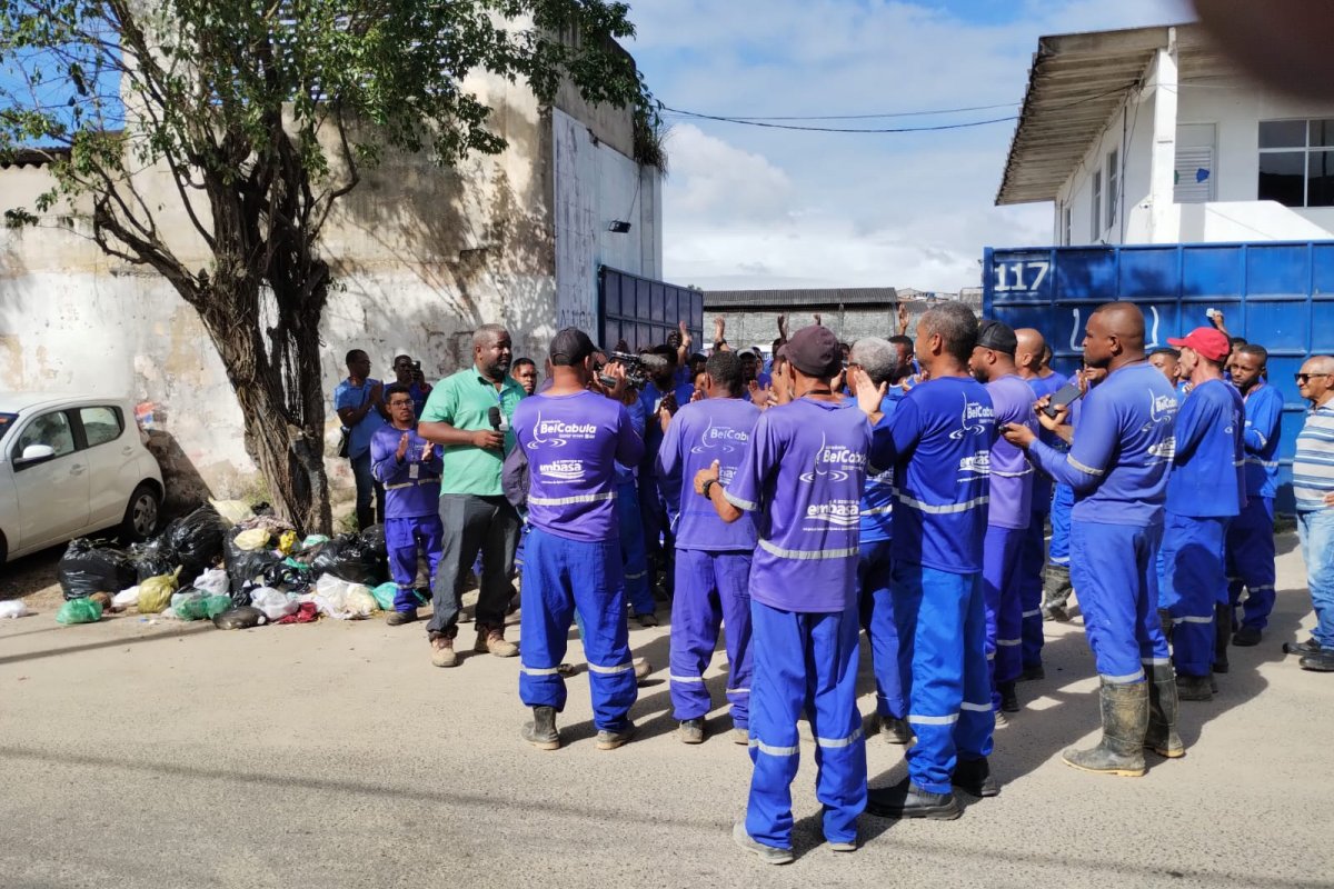 Trabalhadores fazem manifestação na porta do Consórcio Bel Cabula / Embasa, em Massaranduba
