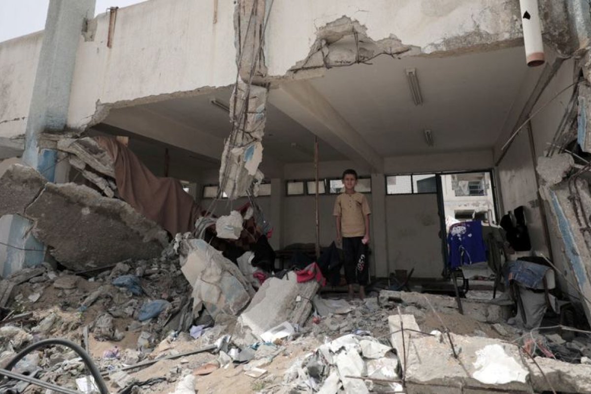 Israel invade agência da ONU em Gaza e volta a ordenar esvaziamento da região