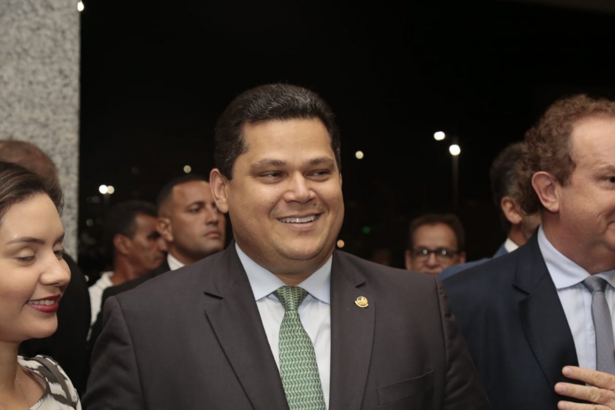 Quem se sente atingido precisa recorrer ao judiciário, diz Alcumbre sobre juiz de garantias