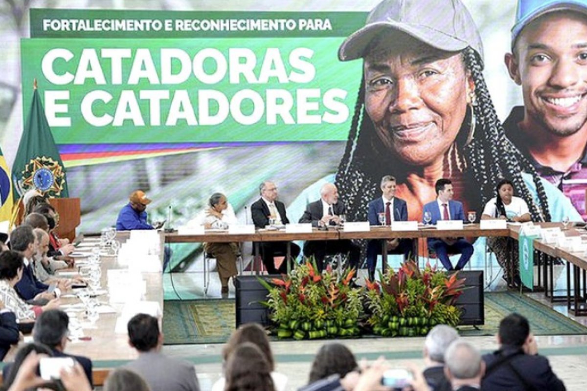 Lula anuncia investimentos em programas de ações voltadas para catadores