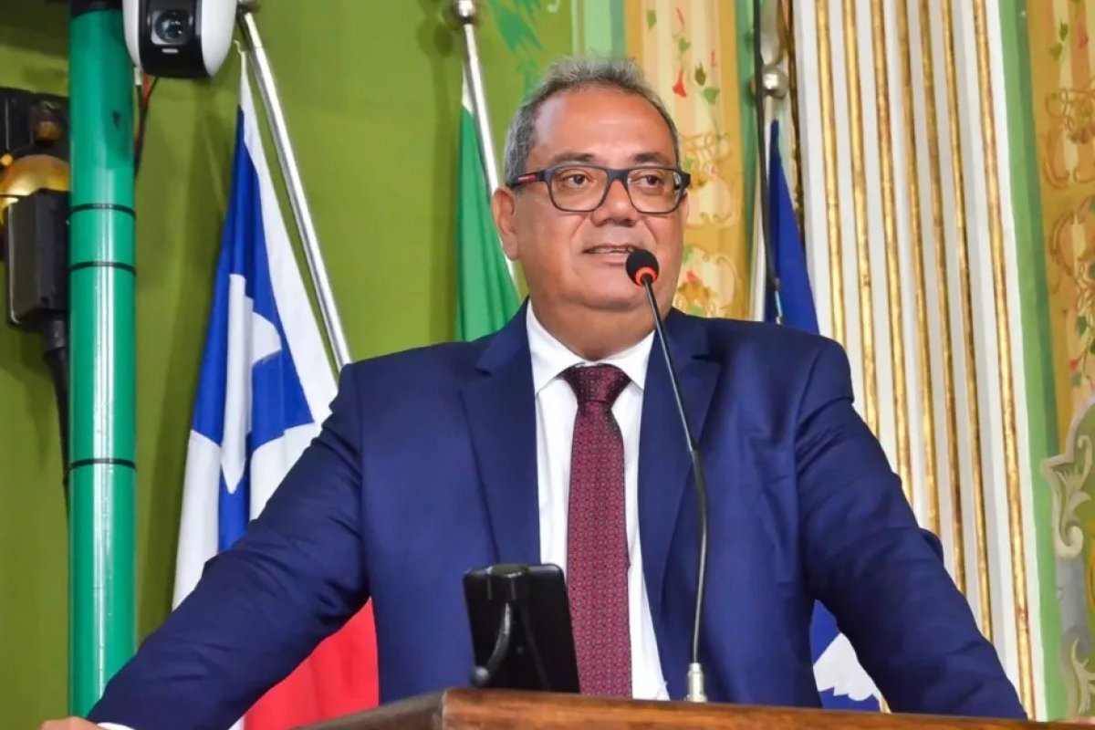 Carlos Muniz afirma que disponibilização gratuita de sacolas será obrigatória a partir de domingo