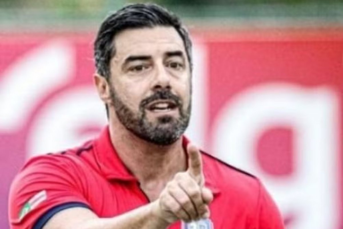 Técnico português preso por injúria racial contra jogadora do Bahia é solto