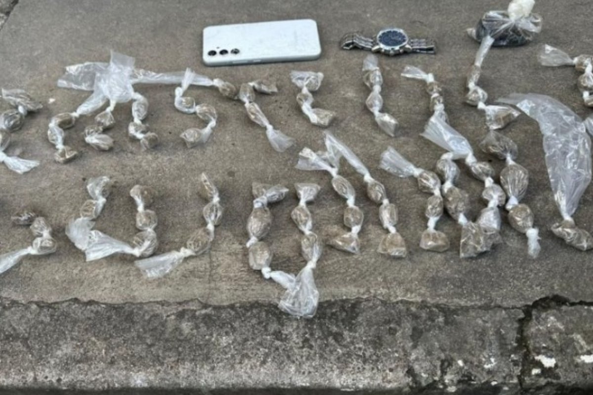 Homem é preso com moto roubada e drogas no bairro de Itapuã, em Salvador