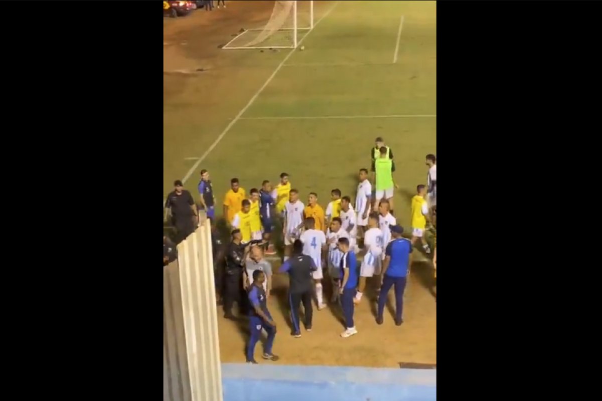 Vídeo: goleiro é atingido por bala de borracha disparada pela PM após jogo em Goiás
