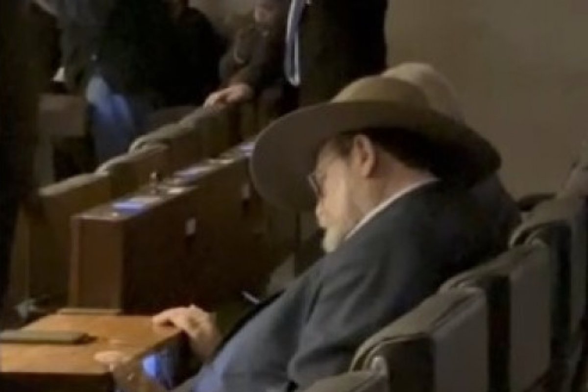 Deputado do PL é flagrado “tirando um cochilo” durante sessão da Câmara dos Deputados