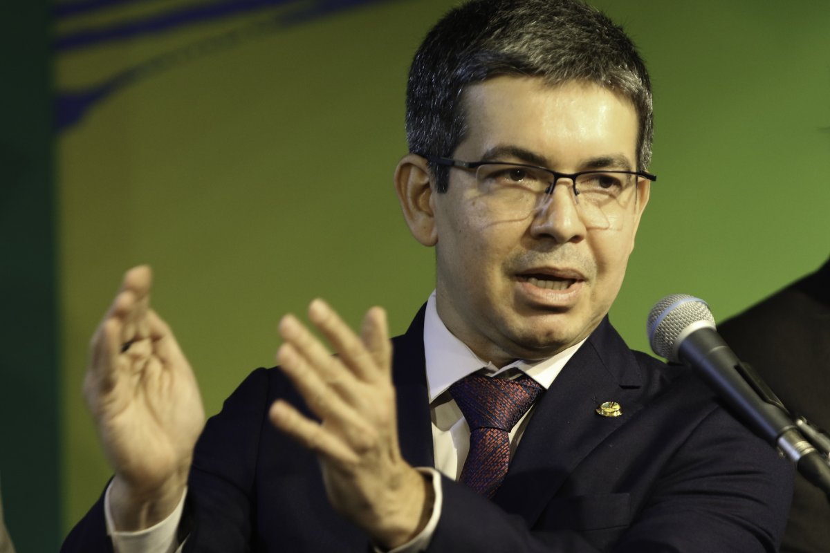 “Temos é que fechar a conta”, afirma Randolfe sobre desoneração