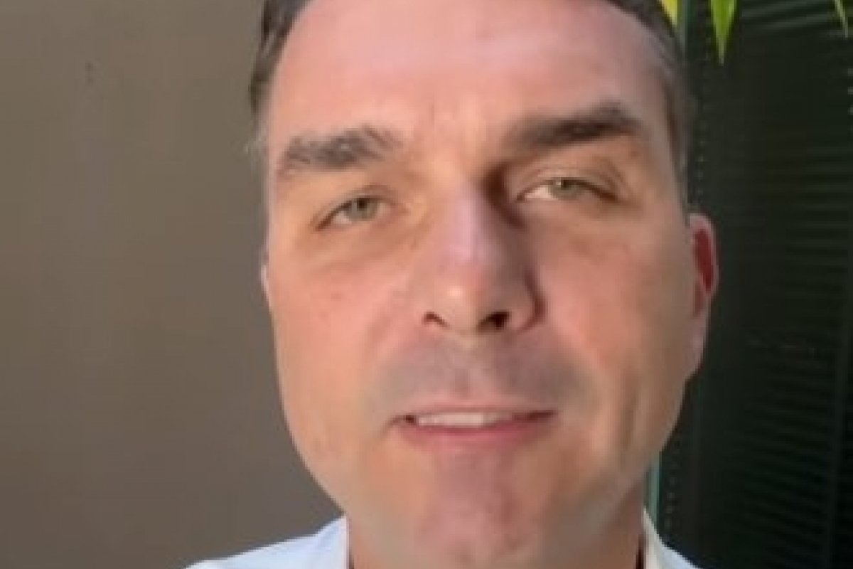 Vídeo: “Vítima de criminosos”, diz Flávio Bolsonaro ao negar uso da Abin