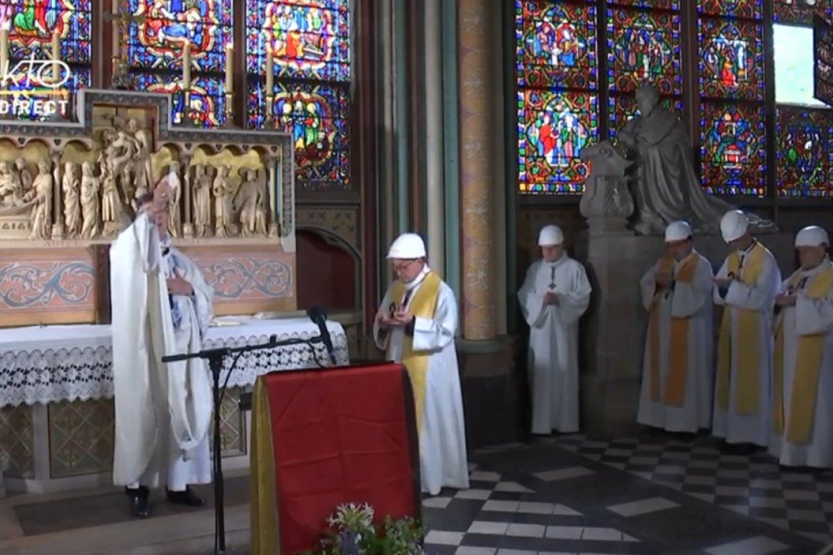 Notre-Dame celebra primeira missa após incêndio