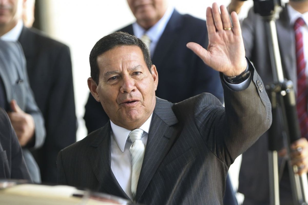 Mourão assina decreto para permitir militar inativo no serviço público