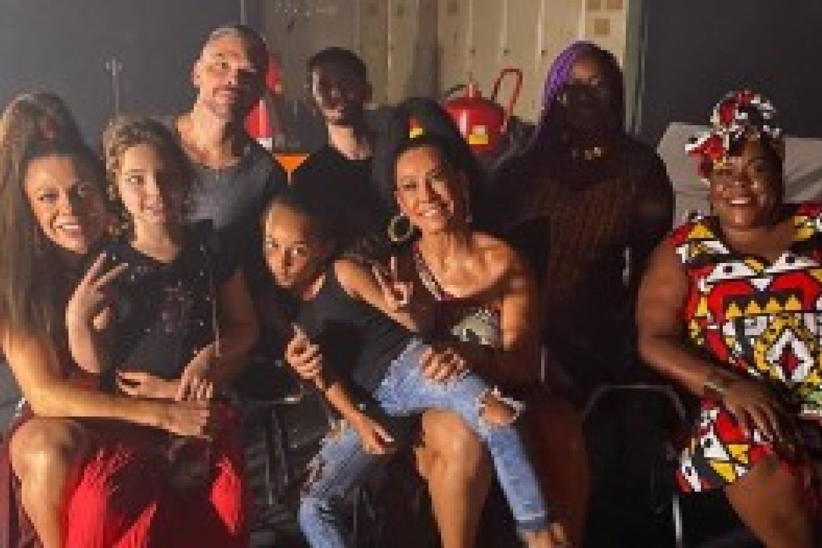 Ao lado das filhas, Sheila Mello e Scheila Carvalho posam juntas nos bastidores do clipe de Tony Salles