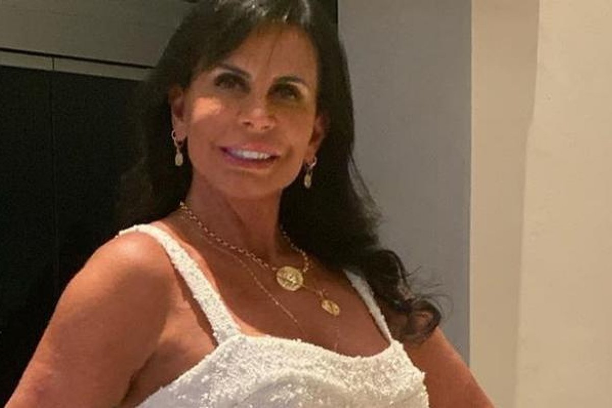 Após separação, Gretchen volta para o Brasil