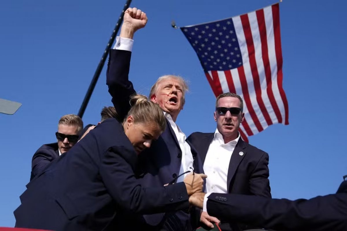Vídeo: Comício de Trump é interrompido por tiroteio; candidato fica ferido