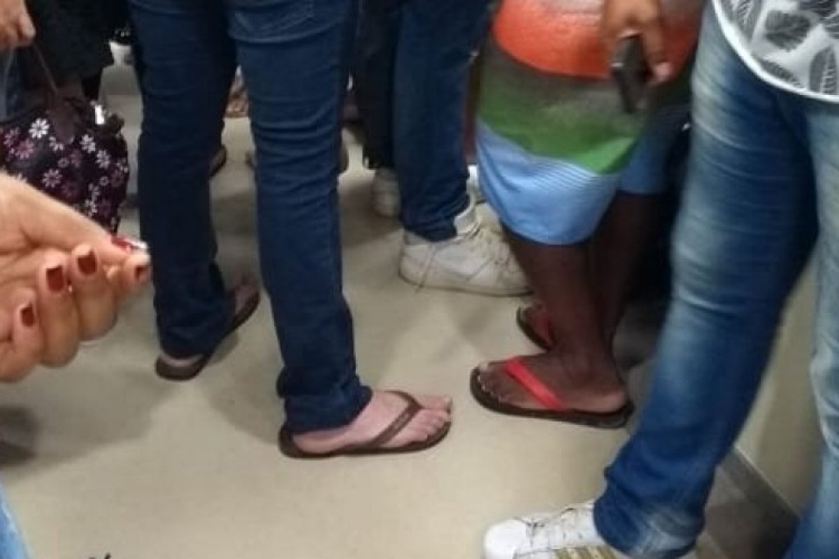 Metrô interrompe funcionamento por 30 minutos após mulher se jogar na linha do trem
