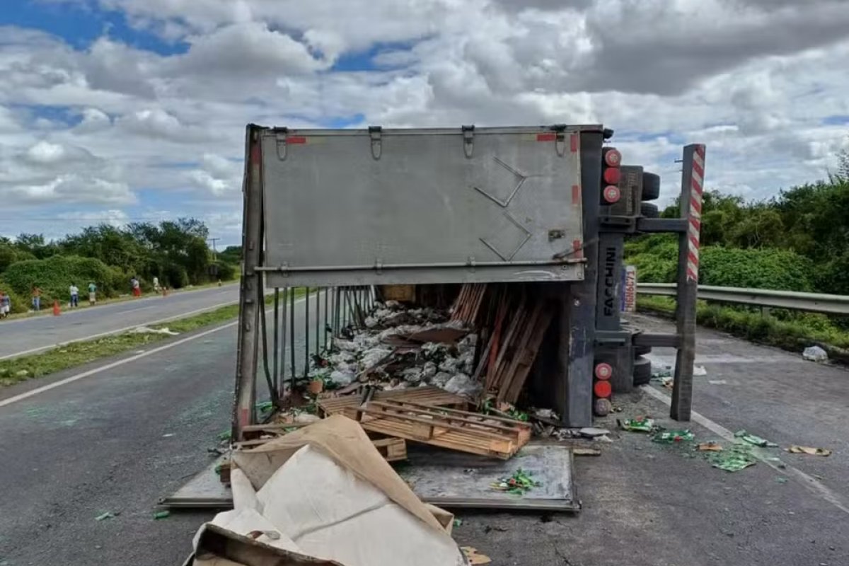 Homem tem morte súbita enquanto saqueava carreta de cerveja tombada na Bahia