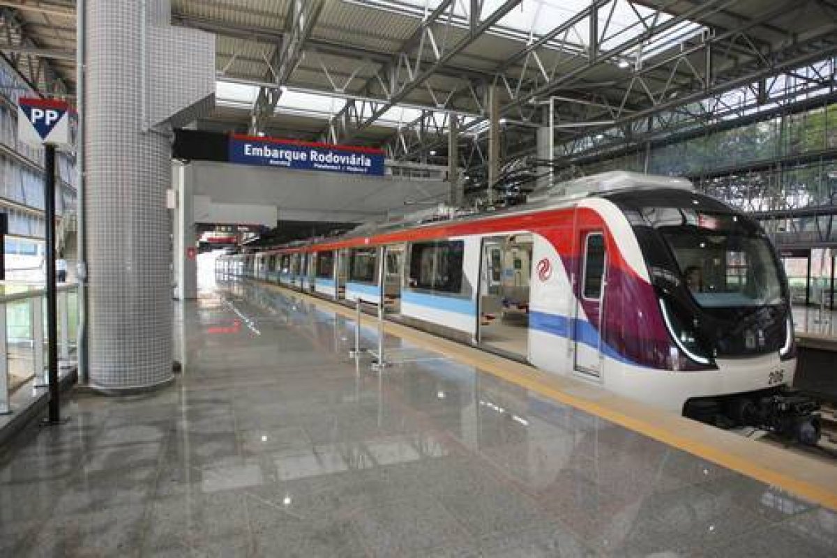 Mulher cai em linha do metrô na Estação Rodoviária