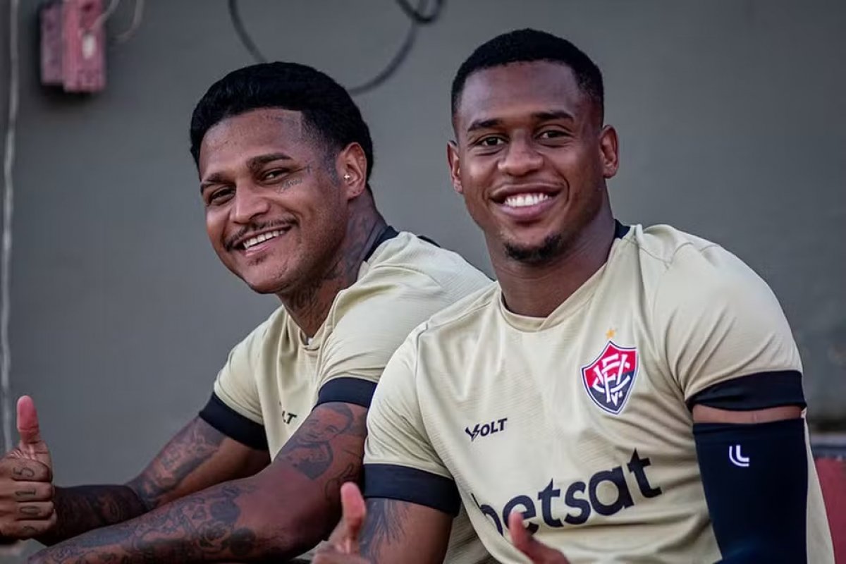 Rodrigo Andrade e Dudu, jogadores do Vitória, são agredidos por torcedores em Salvador