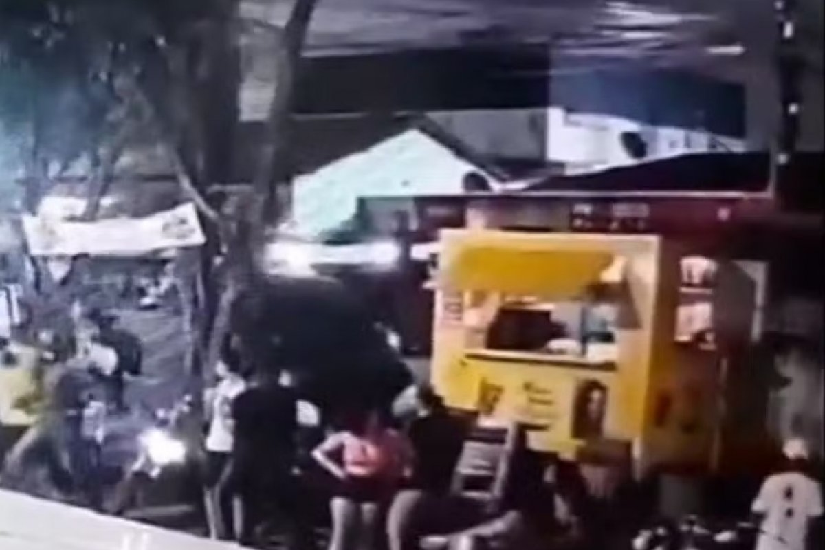 Homem rouba veículo de motorista por aplicativo e atropela ao menos seis pessoas em Salvador