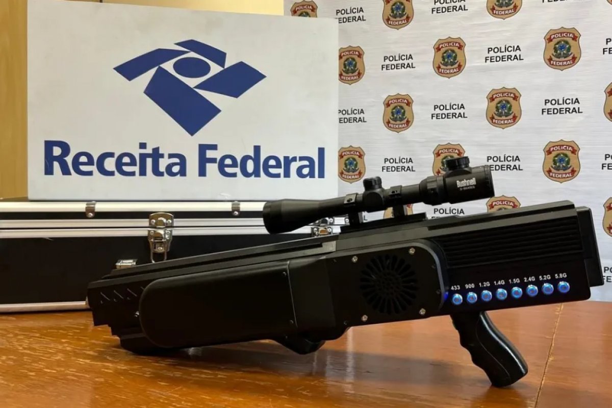 Homem acusado de importar fuzil anti-drone da Ásia é preso no RJ