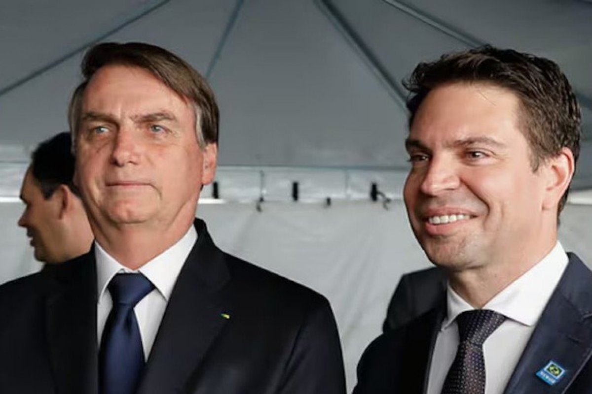 Moraes derruba sigilo de áudio de reunião entre Bolsonaro, general Heleno e Ramagem no caso 'Abin paralela'