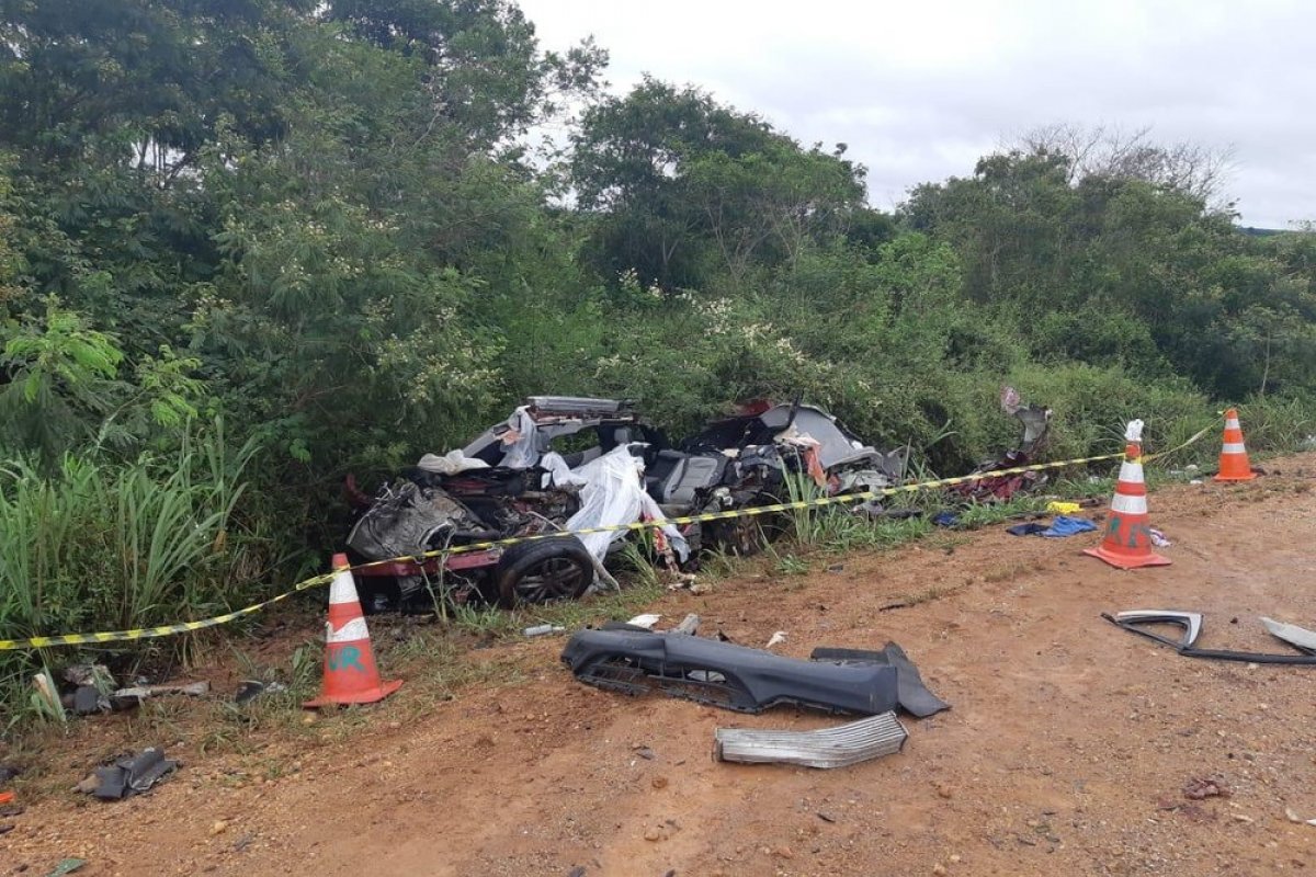 Três pessoas morrem após batida entre carro e caminhão no sudoeste da Bahia